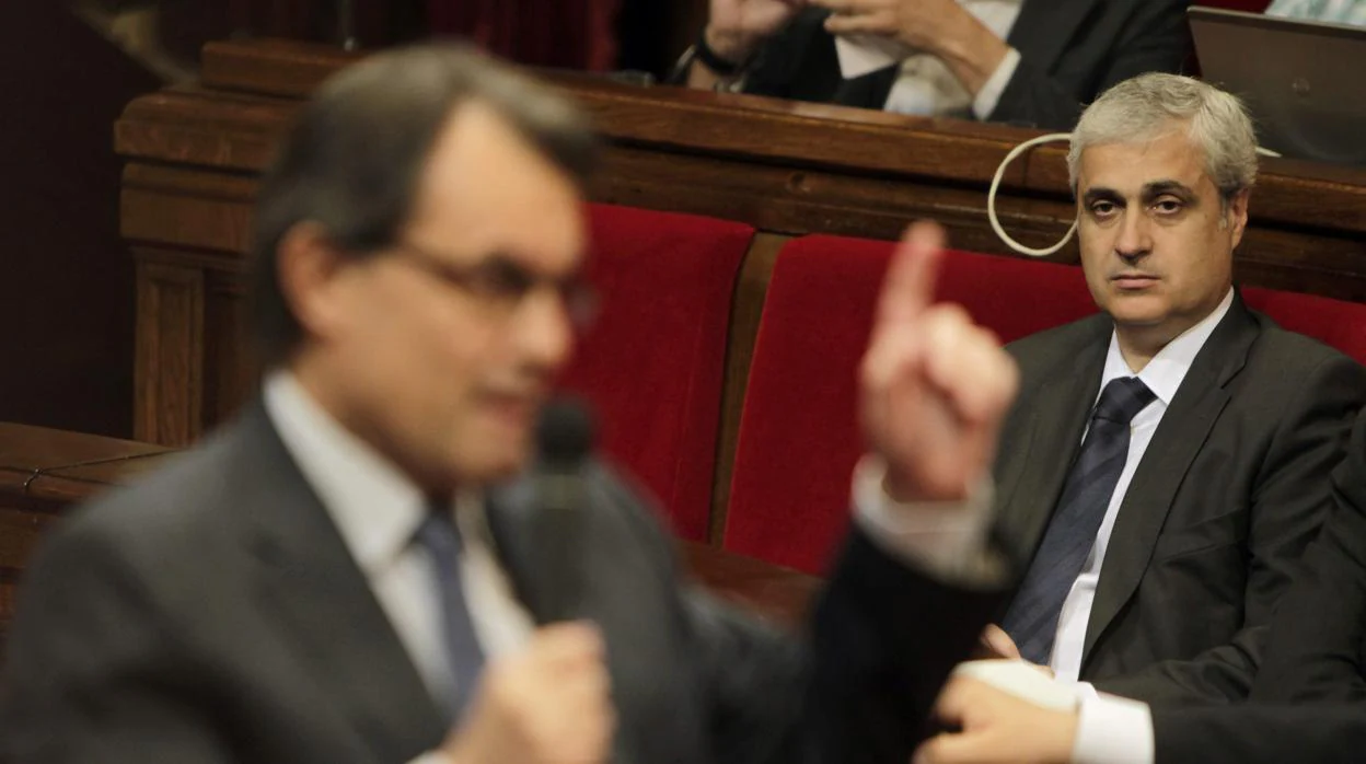 Artur Mas, en el Parlamento catalán, bajo la atenta mirada de su entonces consejero Germà Gordó en 2013