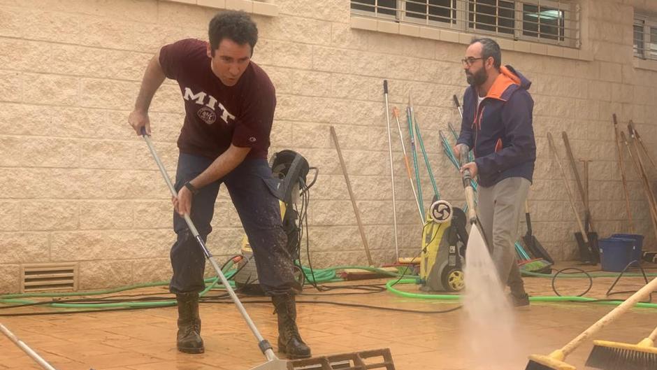 Teodoro García Egea se enfunda el mono para ayudar en las tareas de limpieza de San Javier