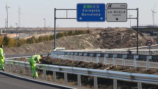 La autovía A-2, cortada durante más de ocho horas en Zaragoza tras volcar un camión cisterna lleno de gasoil