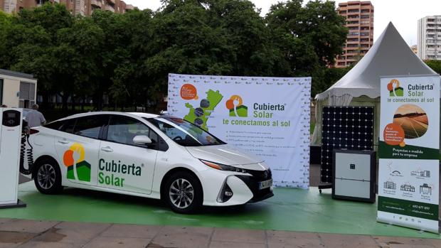 Presentan en Benidorm el primer coche que funciona con placas solares en España