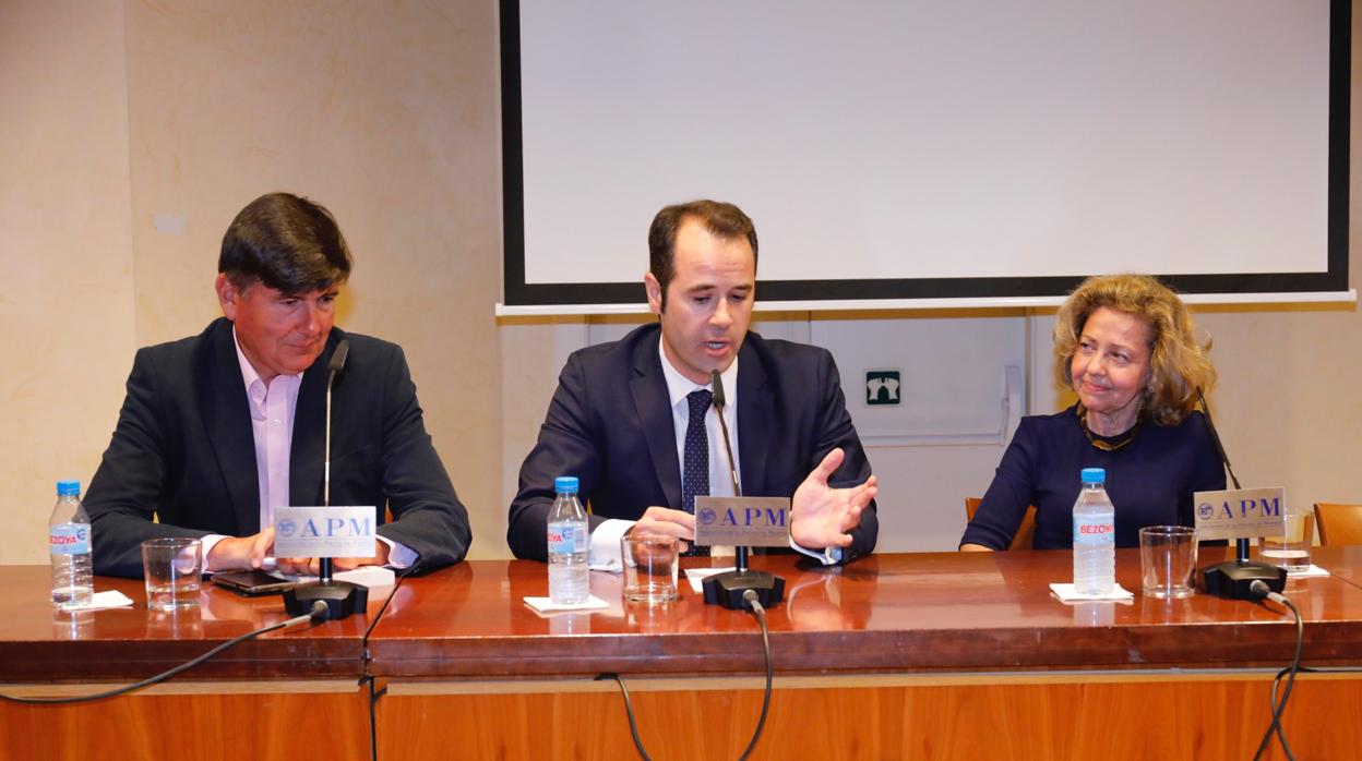 El periodista de ABC Javier Chicote presenta su libro «Manos limpias, manos sucias», acompañado por Manuel Pimental y Consuelo Madrigal