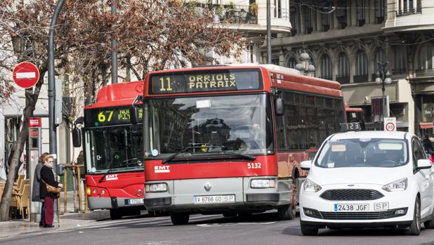 Detienen a un hombre de 54 años por masturbarse y eyacular sobre dos niñas en un autobús de la EMT en Valencia