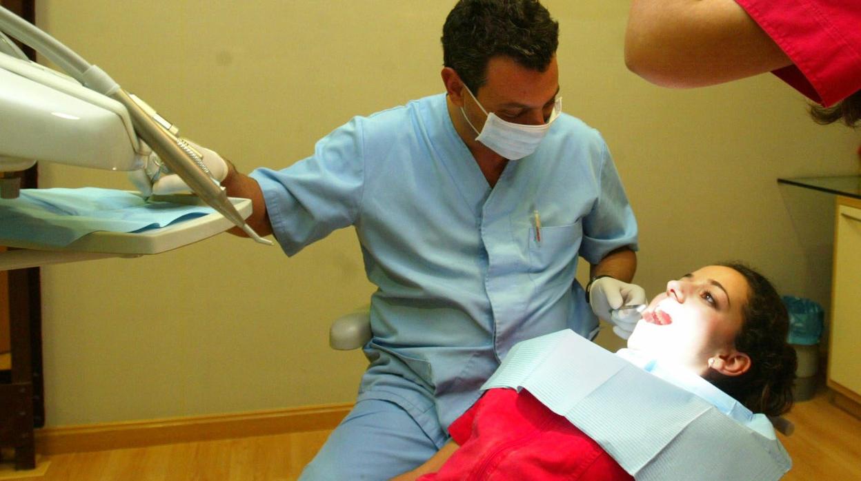 Dentista y paciente en una clínica dental, en una imagen de archivo