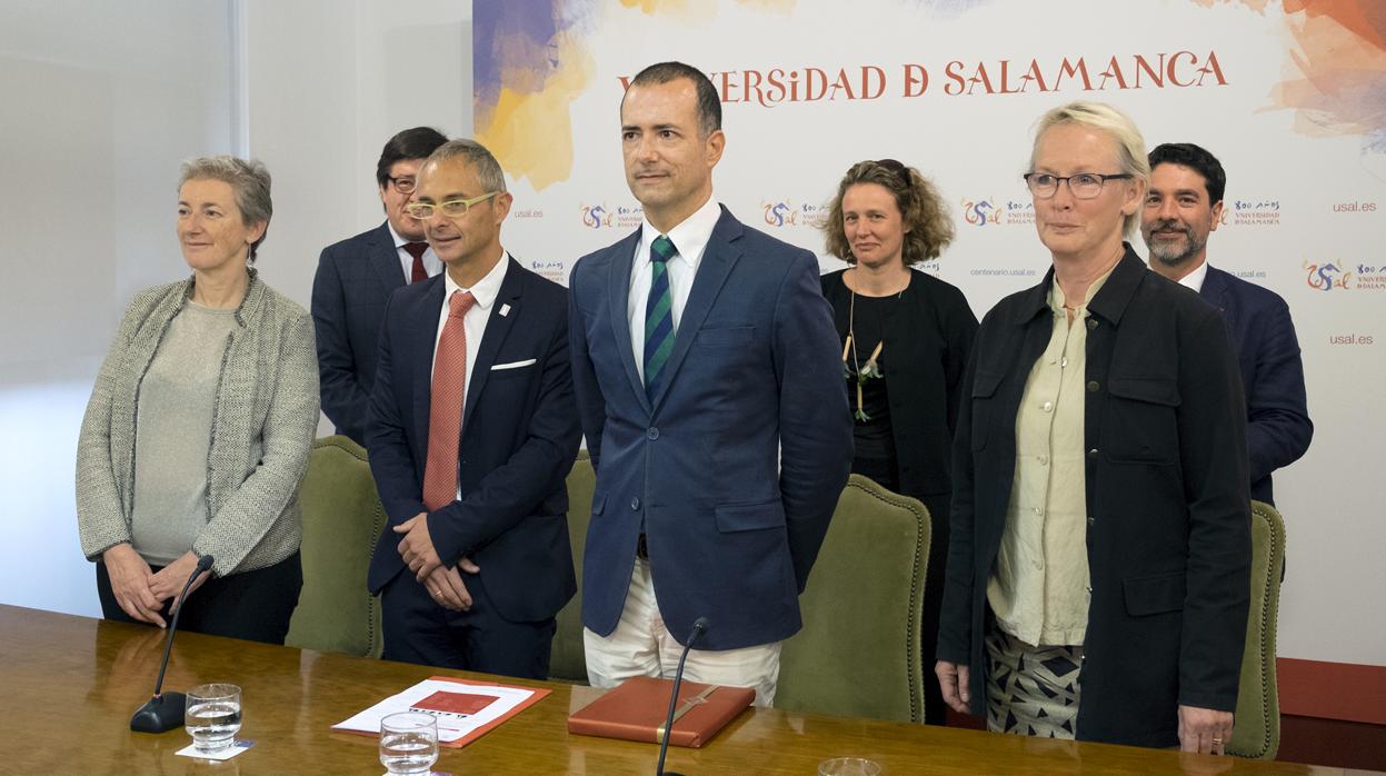 El rector de la Usal, junto a los representantes de la Universidad de La Sorbona y la de Estocolmo