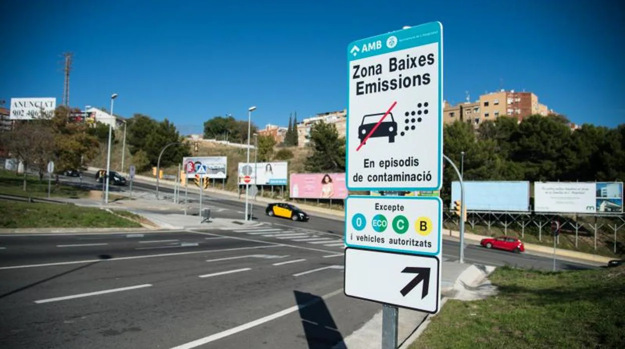 Un cartel avisa de la ZBE en los accesos a las Rondas de Barcelona