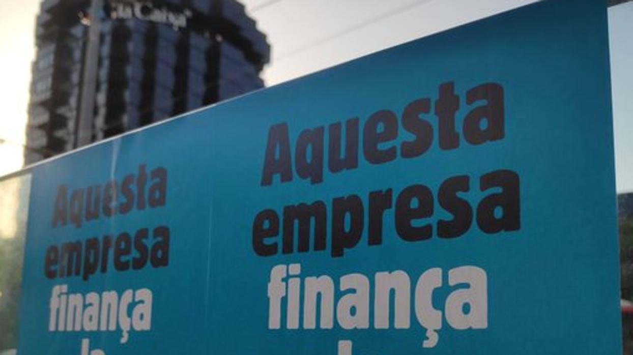 Algunos de los carteles instalados en una oficina bancaria