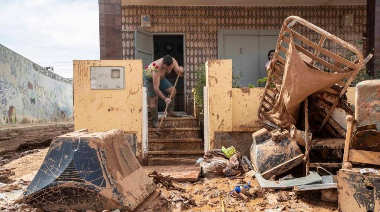 Trabajos de limpieza por los efectos de la gota fría en un hogar de Los Nietos (Cartagena)