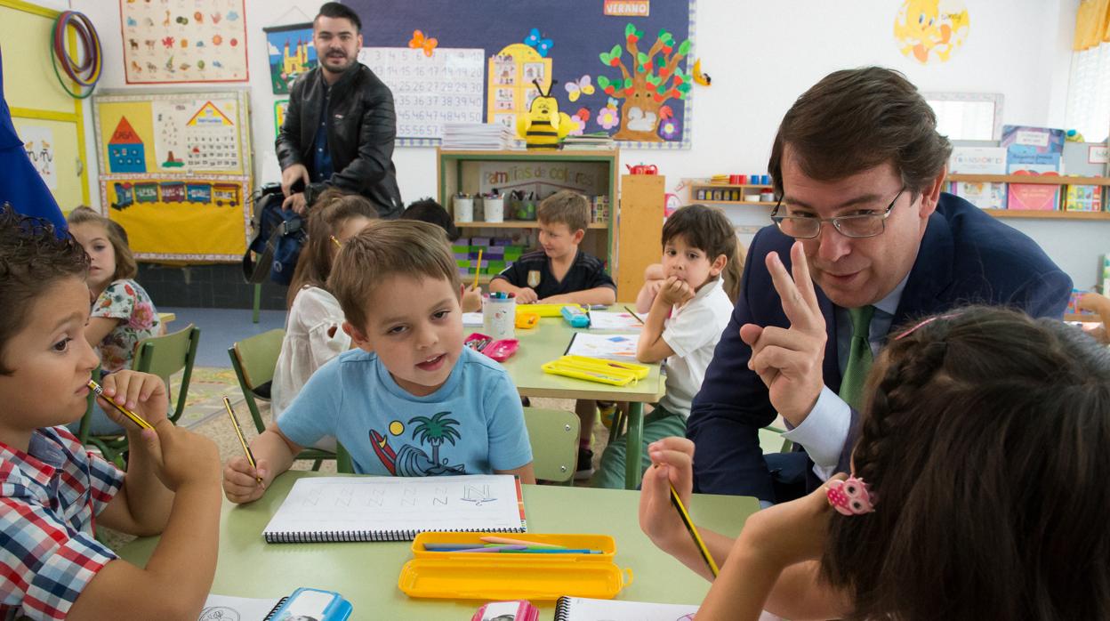 El presidente de la Junta, Alfonso Fernández, durante la visita el centro escolar Nuestra Señora de la Candelaria, en Zamora