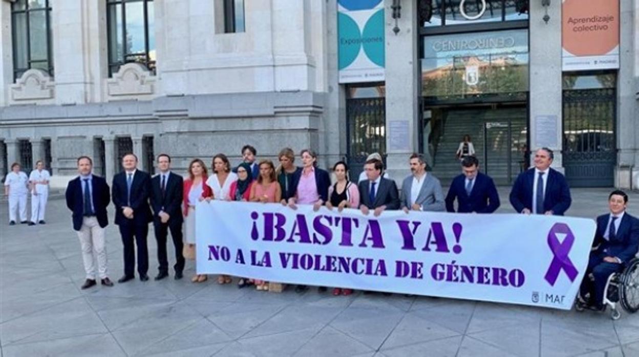 Los concejales de PP, Cs, PSOE y Ahora Madrid en el minuto de silencio celebrado en agosto por otra víctima de violencia machista