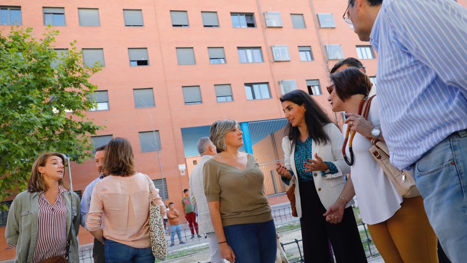 Monasterio visita un edificio ocupado en Vallecas: «Si los políticos no defienden la propiedad privada vamos mal»