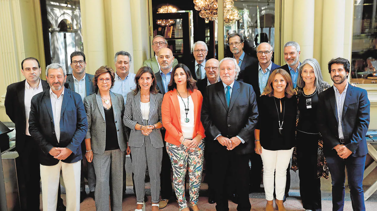 Foto de familia de dirigentes de Lliures y la Lliga, entre otros, reunidos ayer en Barcelona