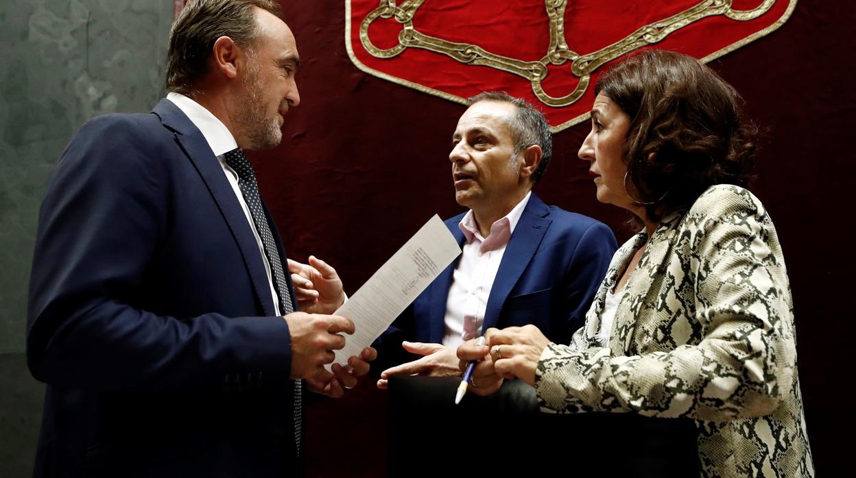 Los parlamentarios de Navarra Suma, Javier Esparza, Juan Luis Sanchez de Muniáin y Yolanda Ibañez, autores de la moción