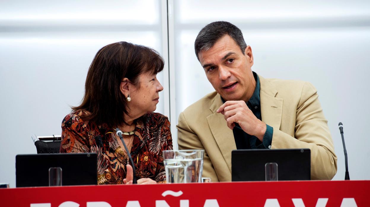 Pedro Sánchez y Cristina Narbona