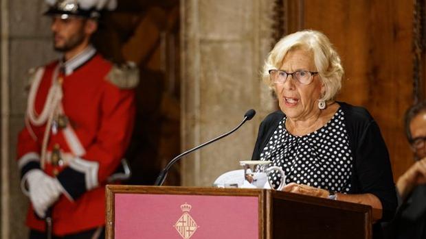 Reciben a Colau y a Carmena con gritos de «libertad presos políticos» en las fiestas de Barcelona