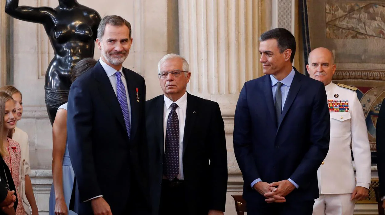 El Rey junto a Josep Borrell y Pedro Sánchez, en junio