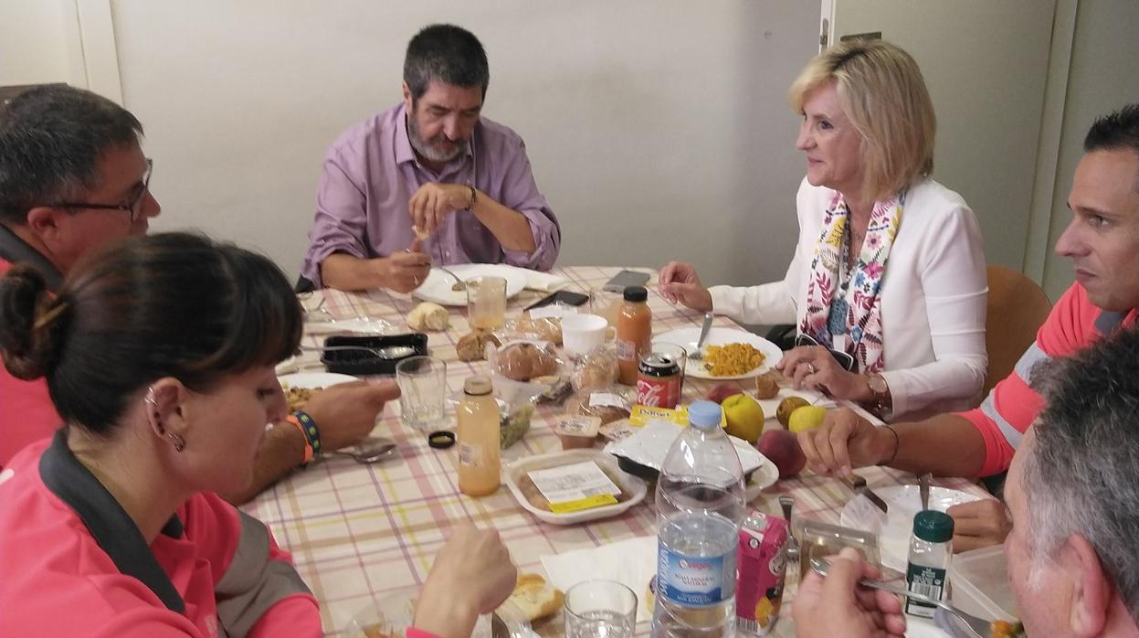 Verónica Casado y Manuel Mitadiel, ayer durante el almuerzo que compartieron con los sanitarios