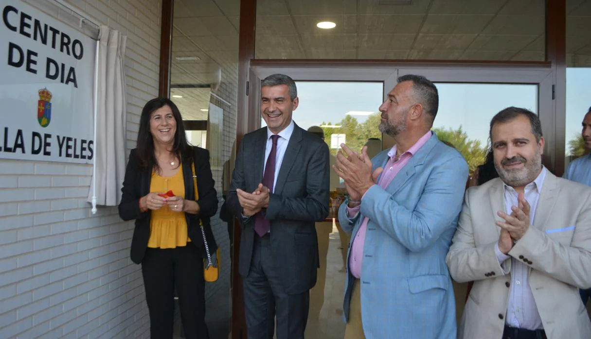 María José Ruiz, alcaldesa de Yeles, y el presidente de la Diputación, Álvaro Gutiérrez, tras la apertura del centro