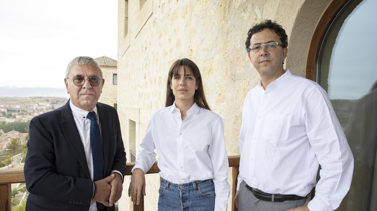 Carlota Casiraghi junto al filósofo Robert Maggiori (I) y el editor Leopoldo Kulesz (D)