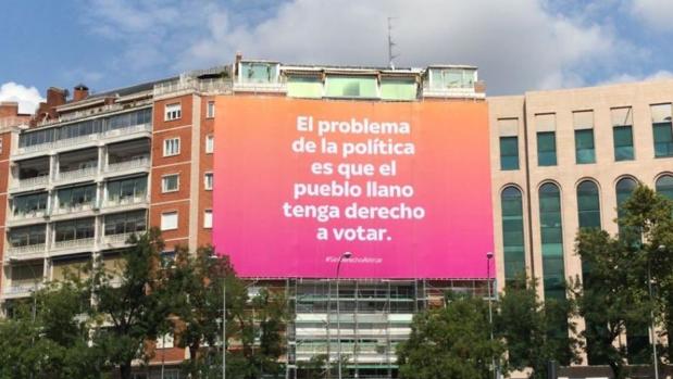 El enigmático anuncio en un edificio de la Castellana: «El problema es que el pueblo tenga derecho a votar»