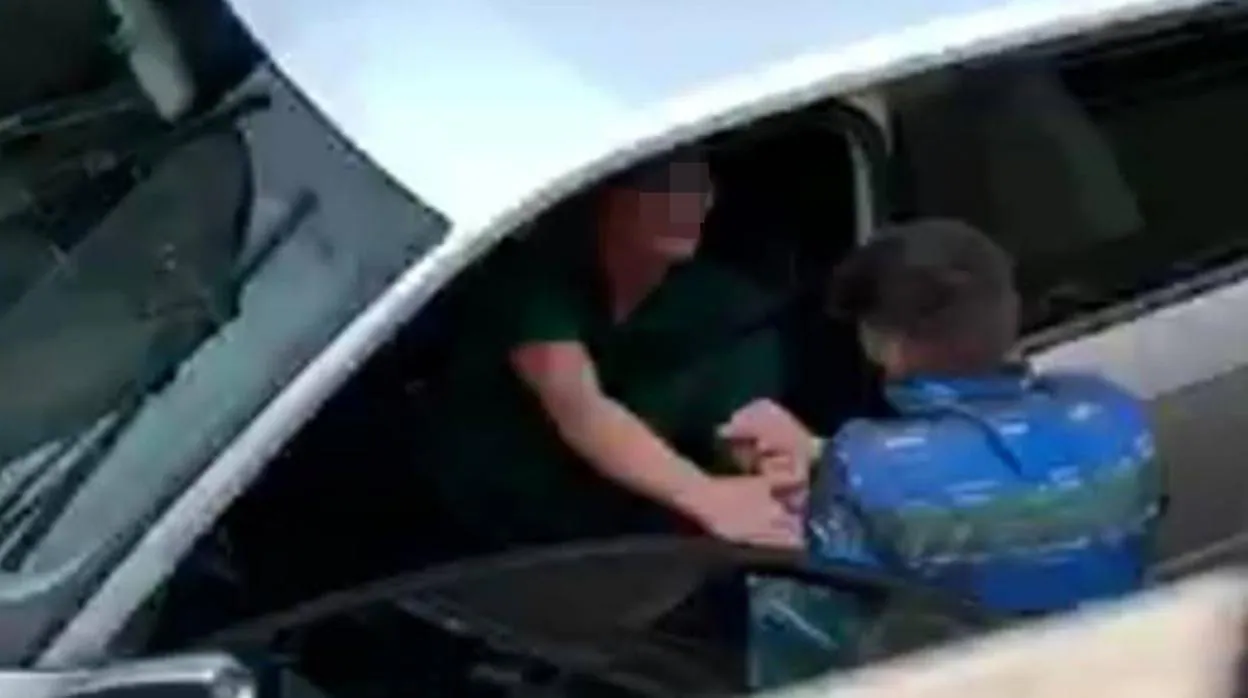 Momento en el que el ladrón de coches septuagenario forcejea con un guardia civil al ser detenido