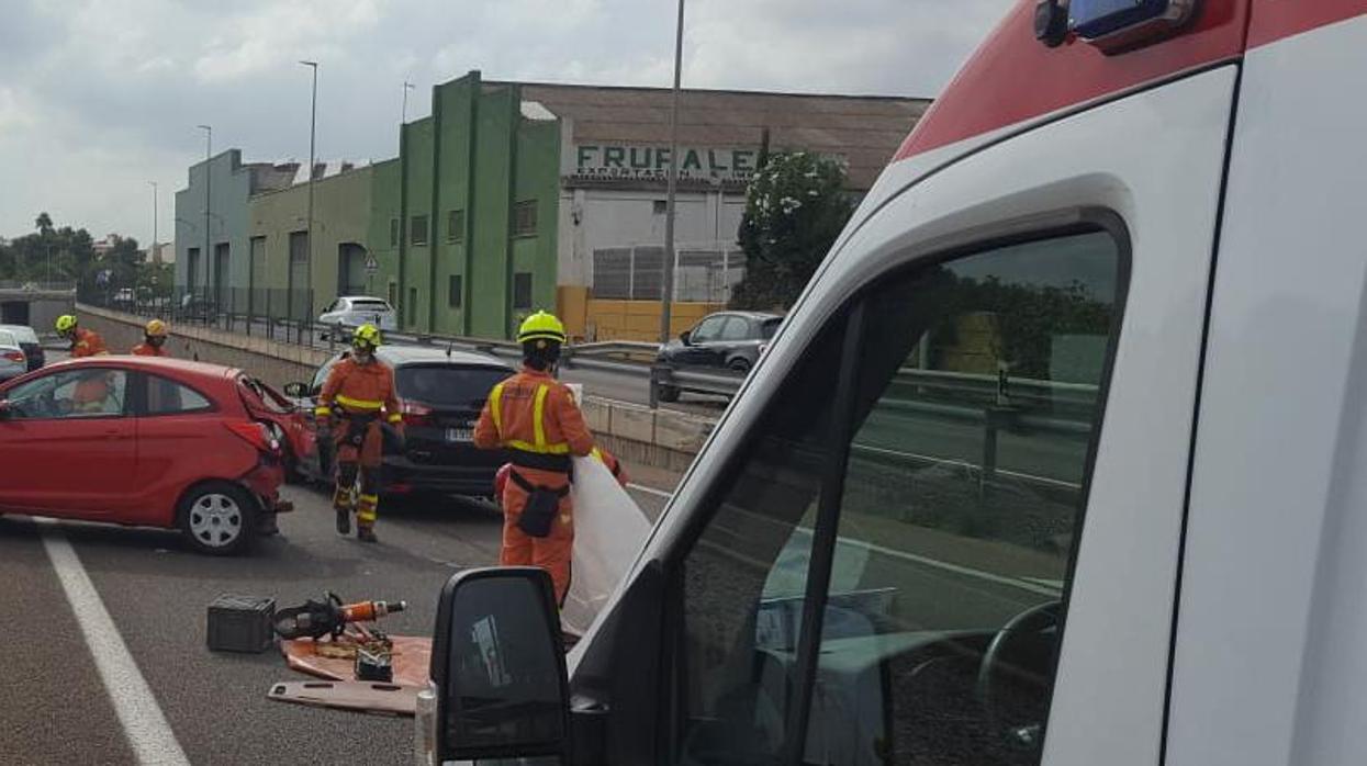 Bomberos del Consorcio de Valencia excarcelando a personas en un accidente este viernes