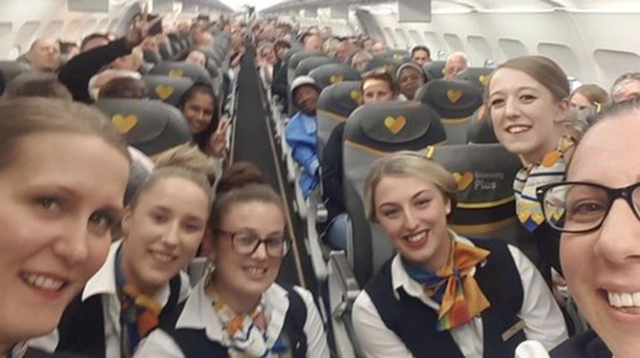 Selfie de azafatas y pasajeros este domingo en un vuelo de Thomas Cook rumbo al Reino Unido como despedida