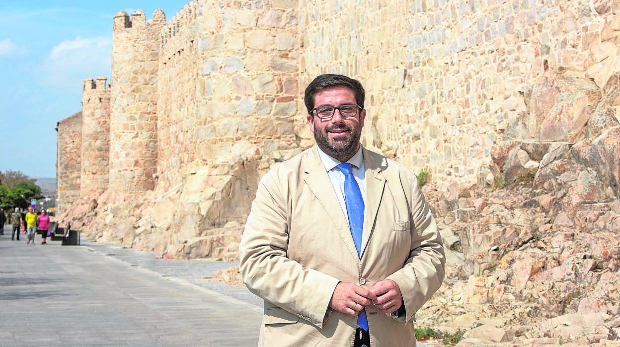 El alcalde de Ávila, José Manuel Sánchez Cabrera, frente a la muralla