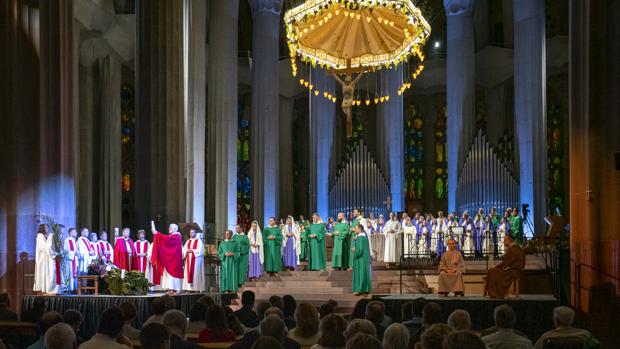 La Asunción de María llena de voz y luz la Sagrada Familia