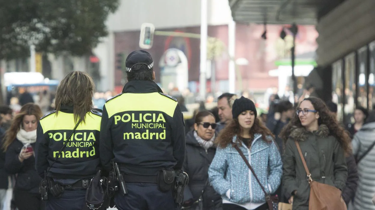 Una pareja de la Policía Municipal, en una calle de Madrid