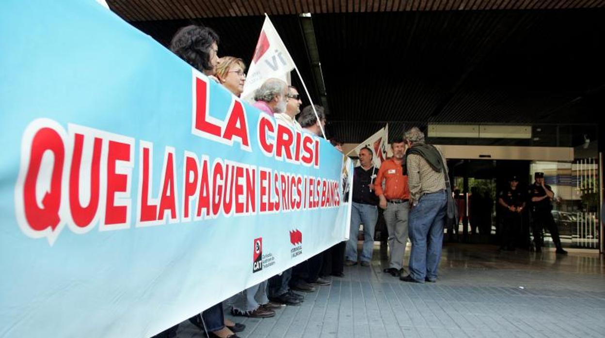 Protesta de funcionarios en Valencia por recortes salariales, en imagen de archivo