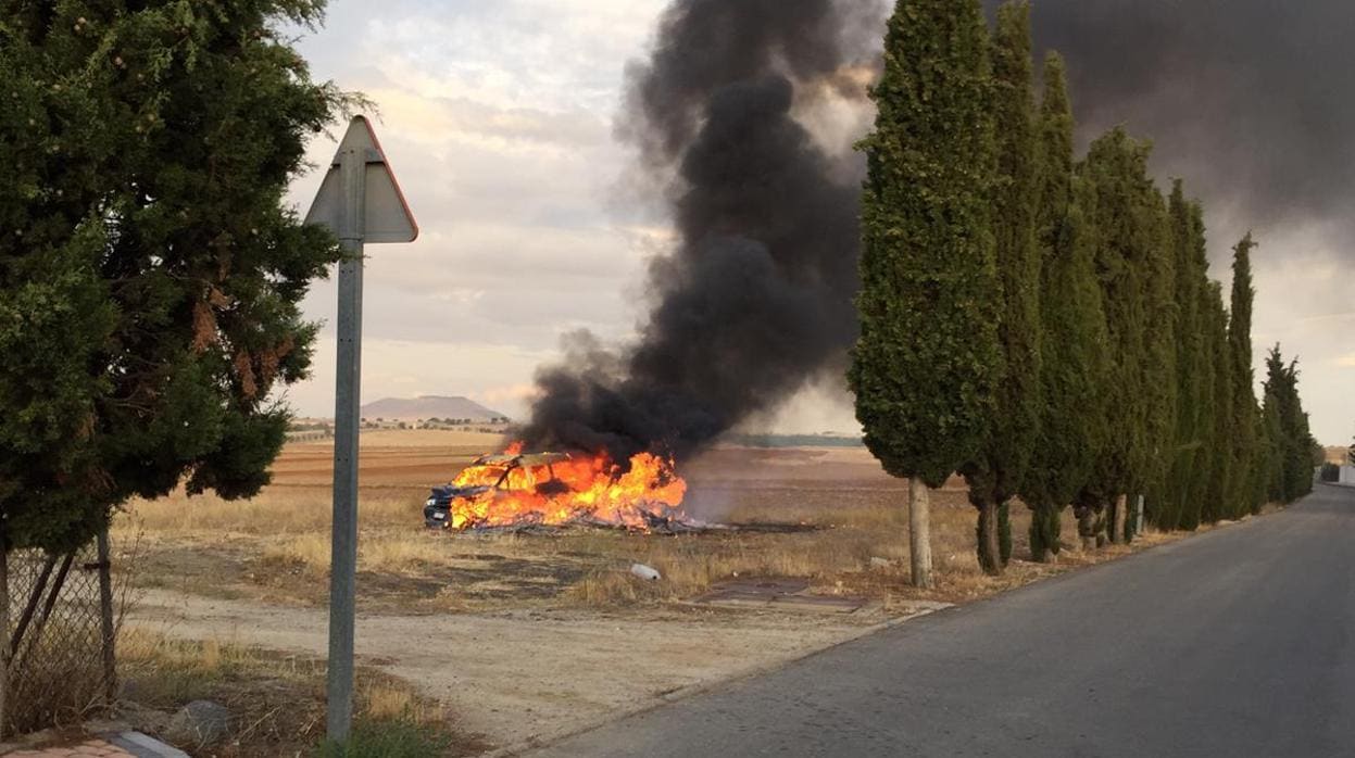 El vehículo de los ladrones arde en las inmediaciones del cementerio de Totanés