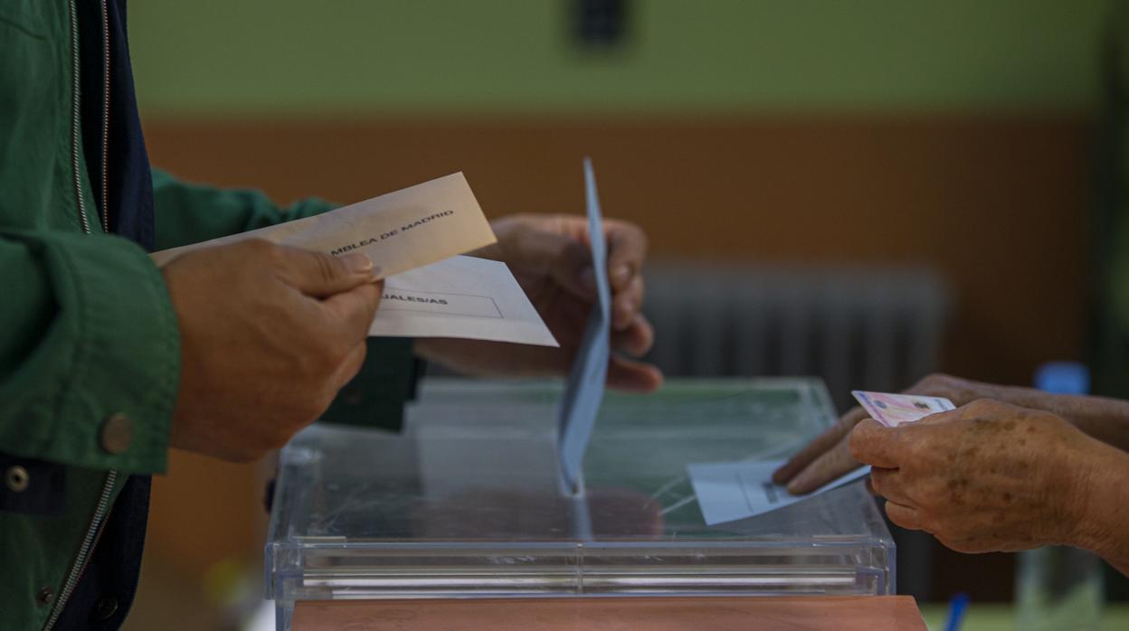 Un ciudadano votando en las elecciones del pasado 26 de mayo