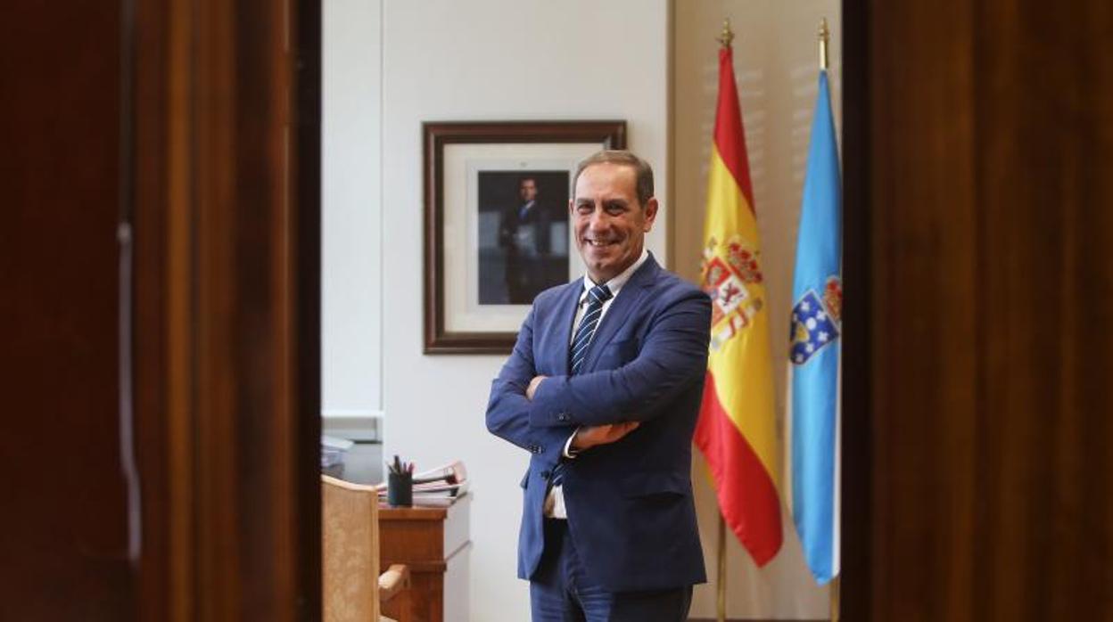 Valeriano Martínez, en su despacho en la Consellería de Facenda, antes de la entrevista