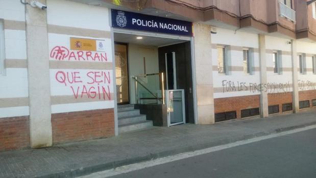 Aparecen pintadas contra la policía en una comisaría de Rubí