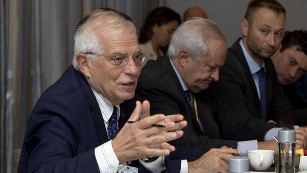 Borrell responde a la Eurocámara que no ve conflicto de interés en sus acciones en empresas