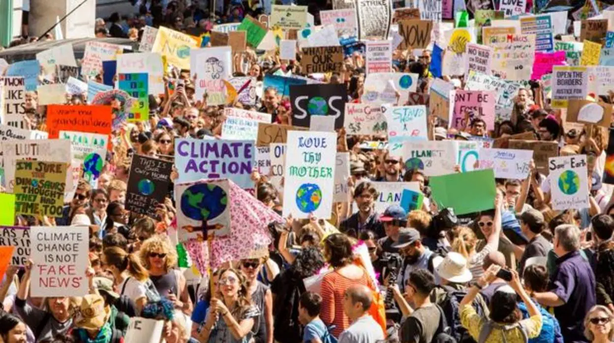 Miles de personas se manifiestan contra el cambio climático