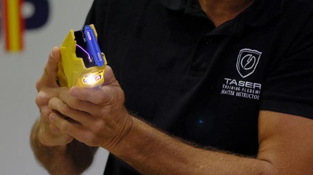 Una de las pistolas táser que utilizarán los agentes de la Policía Municipal