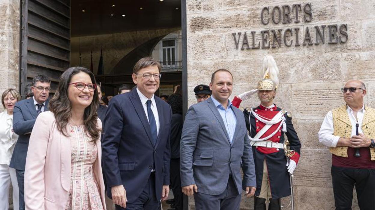 Puig junto a sus socios de gobierno, Mónica Oltra (Compromís) y Rubén Martínez Dalmau (Compromís), el día de su toma de posesión como presidente