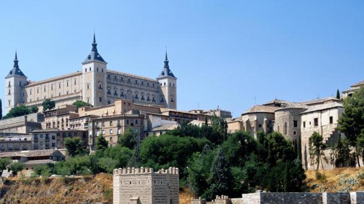 Imagen del Alcázar de Toledo desde el puente de Alcántara