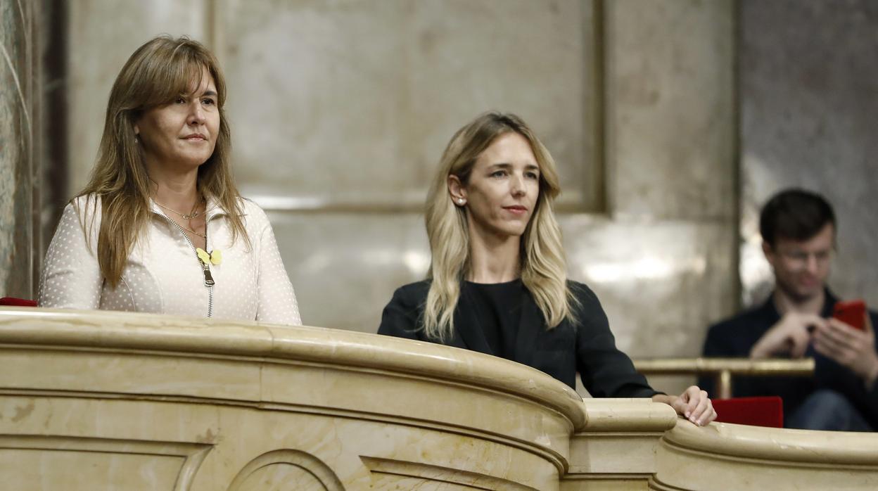 Cayetana Álvarez de Toledo en la tribuna del Parlament junto a la diputada de JpC Laura Borràs