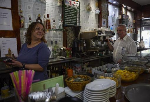 Los camareros del Bar del Tío Antonio de El Prado, tras conocer la noticia