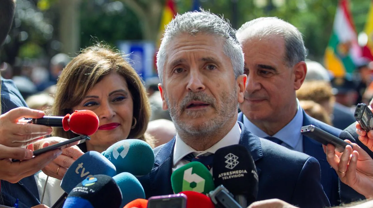 El ministro de Interior en funciones, Fernando Grande-Marlaska, atendiendo hoy a los medios en Logroño