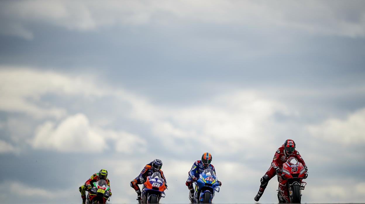 Cuatro pilotos, en plena carrera, durante el Gran Premio de Aragón celebrado el pasado fin de semana