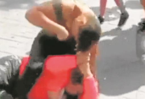 Imagen del vídeo que recoge la agresión de la menor, grabada por sus propios compañeros