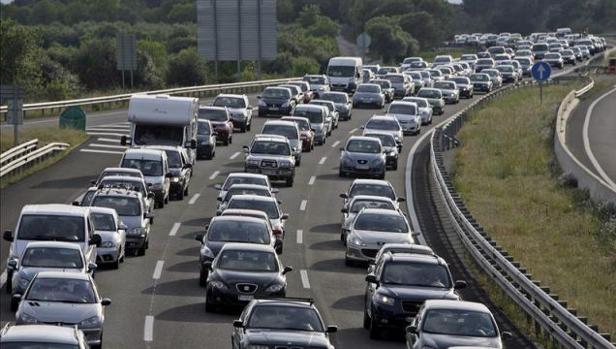 Un accidente en la bajada de las Nieves provoca retenciones kilométricas en hora punta