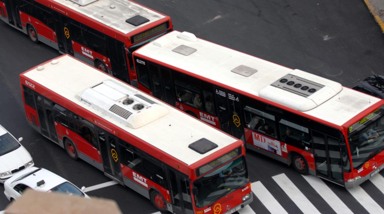 Imagen de archivo de algunos autobuses de la EMT ciruclando por Valencia