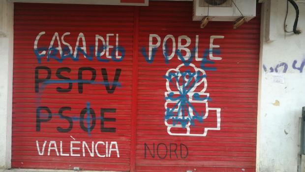 «Franco vive»: atacan una sede del PSOE en Valencia y firman con el escudo de La Falange