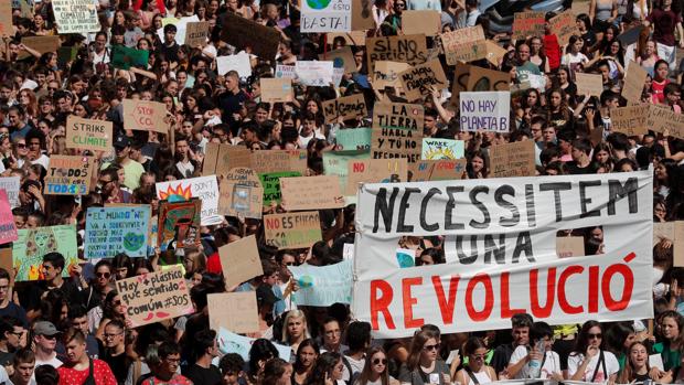 Dos mil estudiantes claman contra el cambio climático por las calles de Valencia