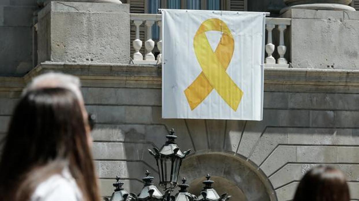 Imagen del lazo amarillo del Ayuntamiento de Barcelona