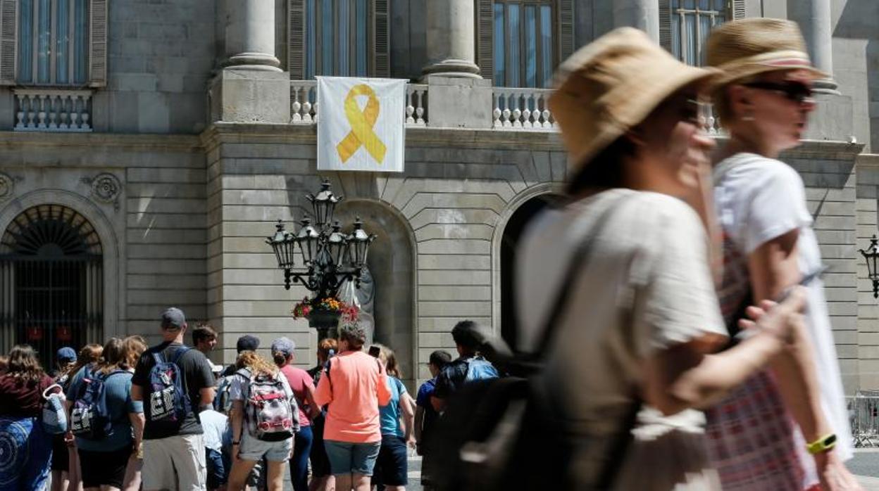 Lazo amarillo colgado en el Ayuntamiento de Barcelona